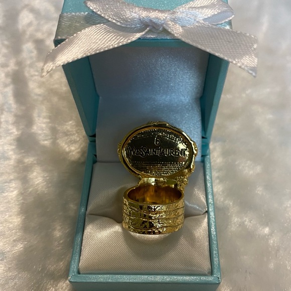 ☘️Yves Saint Laurent Arty Gold Tone Blue Stone Ring - Picture 2 of 5